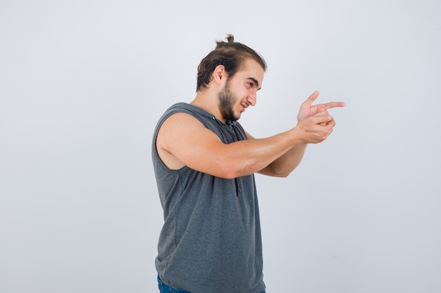 Cerca de joven gesticulando aislado