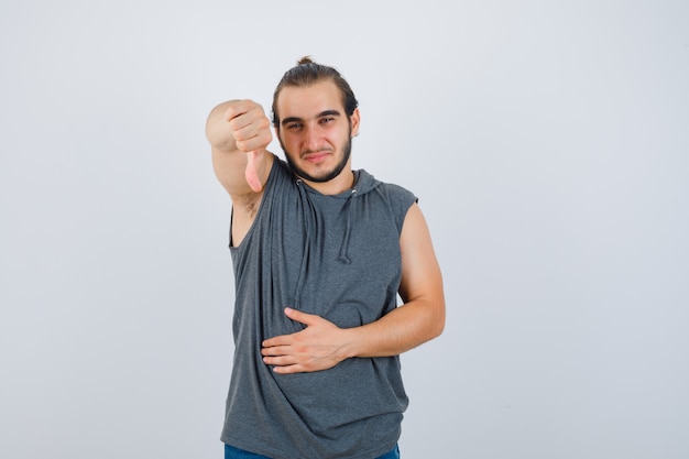 Foto gratuita cerca de joven gesticulando aislado