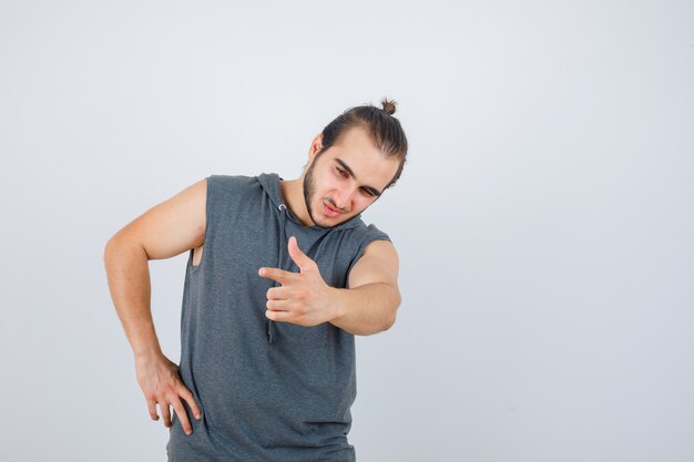 Foto gratuita cerca de joven gesticulando aislado