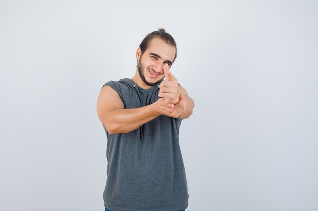 Foto gratuita cerca de joven gesticulando aislado