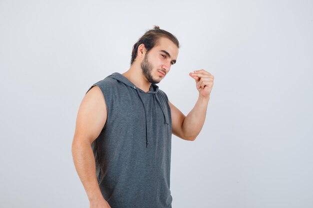 Cerca de joven gesticulando aislado