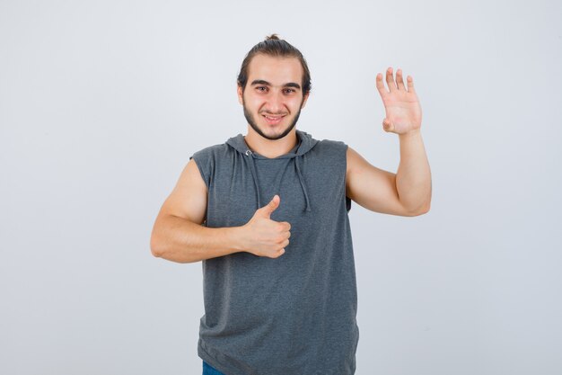 Cerca de joven gesticulando aislado