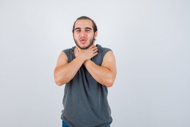 Cerca de joven gesticulando aislado