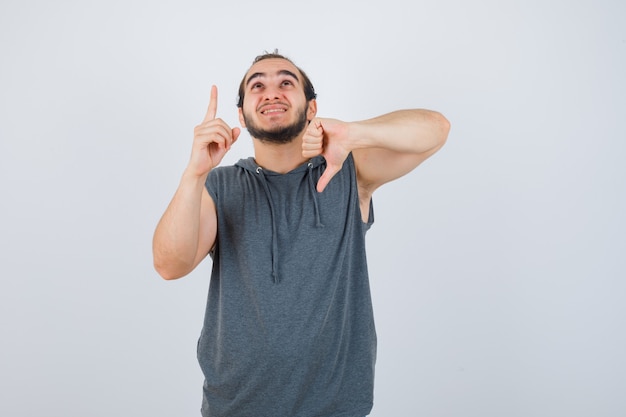 Foto gratuita cerca de joven gesticulando aislado