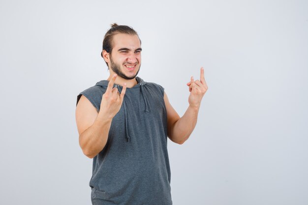 Cerca de joven gesticulando aislado