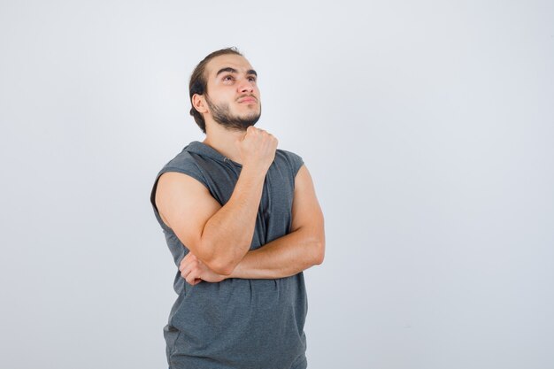 Cerca de joven gesticulando aislado