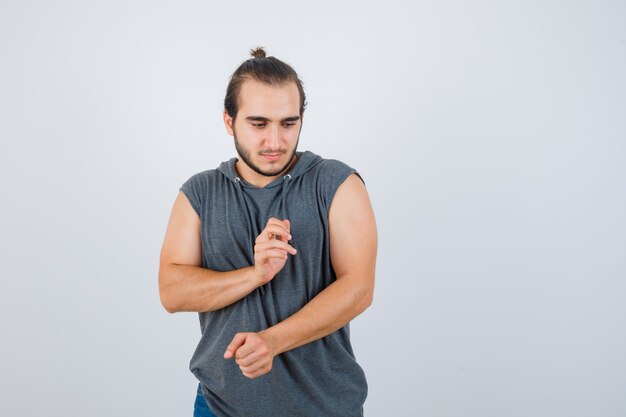 Cerca de joven gesticulando aislado