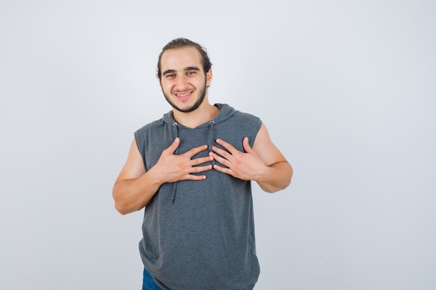 Cerca de joven gesticulando aislado