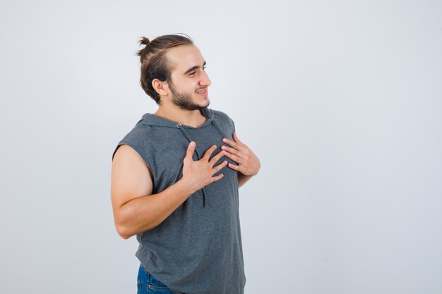 Cerca de joven gesticulando aislado