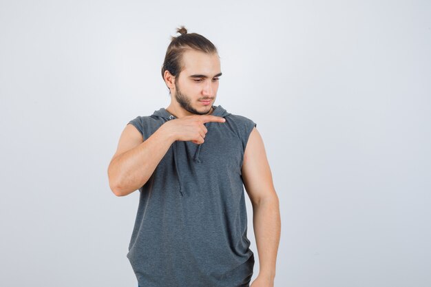 Cerca de joven gesticulando aislado