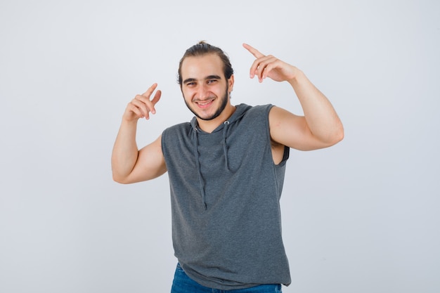 Cerca de joven gesticulando aislado