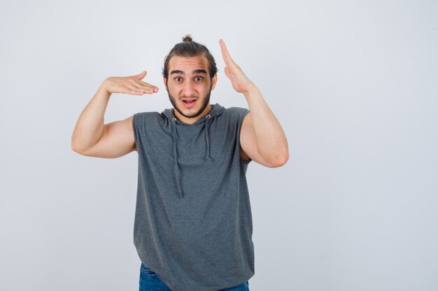 Cerca de joven gesticulando aislado