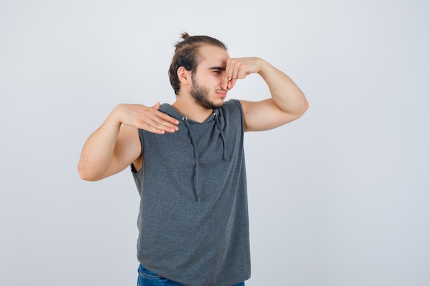 Foto gratuita cerca de joven gesticulando aislado