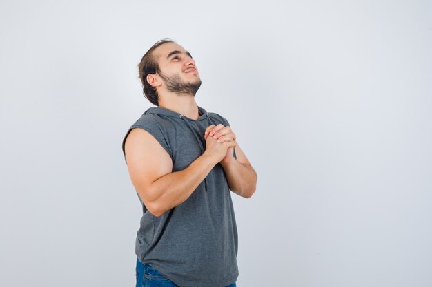 Foto gratuita cerca de joven gesticulando aislado