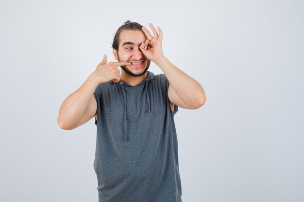 Cerca de joven gesticulando aislado