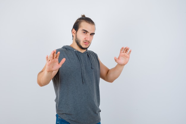 Cerca de joven gesticulando aislado