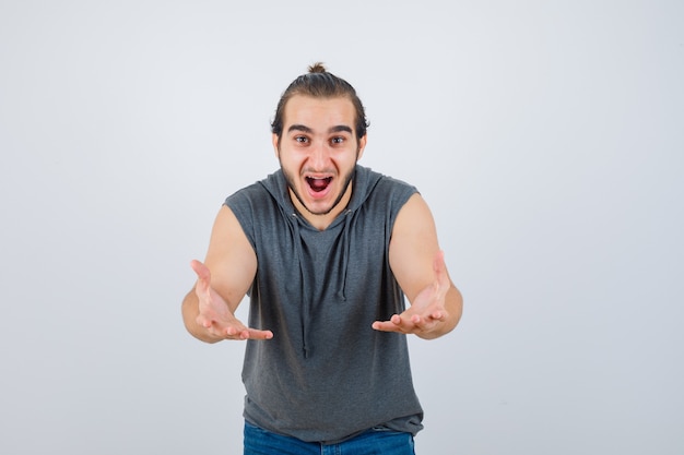 Foto gratuita cerca de joven gesticulando aislado