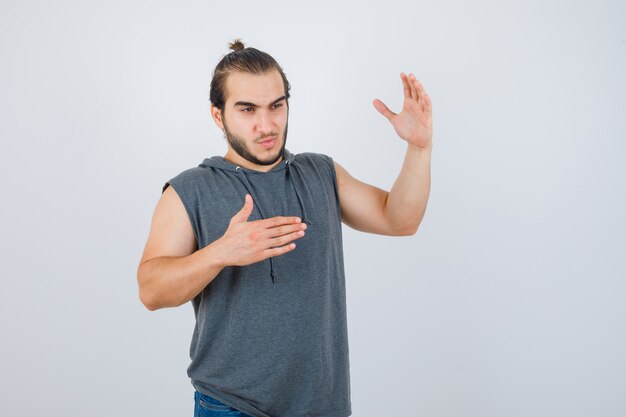 Cerca de joven gesticulando aislado