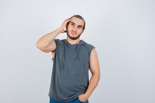 Cerca de joven gesticulando aislado