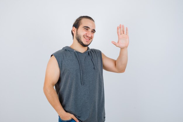 Cerca de joven gesticulando aislado