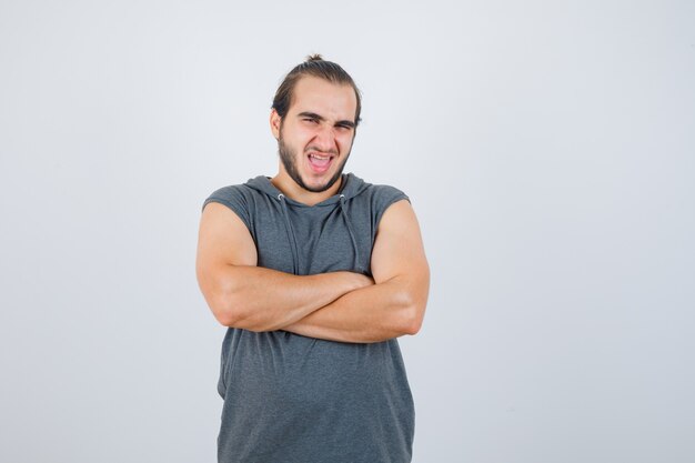 Cerca de joven gesticulando aislado