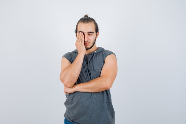 Foto gratuita cerca de joven gesticulando aislado