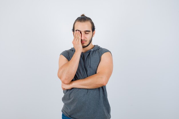 Cerca de joven gesticulando aislado