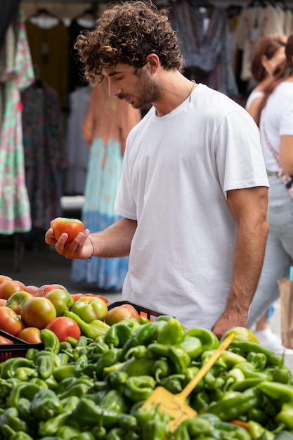 Cerca de joven en el mercado de alimentos