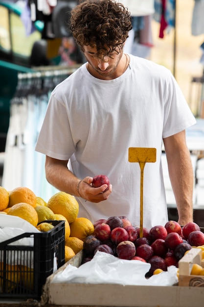 Cerca de joven en el mercado de alimentos