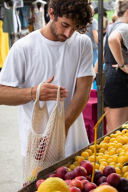 Cerca de joven en el mercado de alimentos