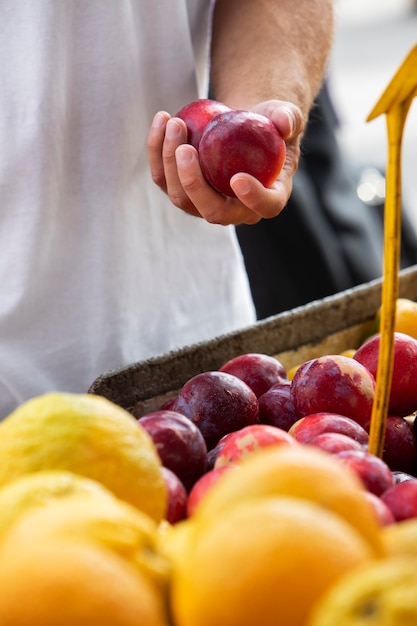 Cerca de joven en el mercado de alimentos