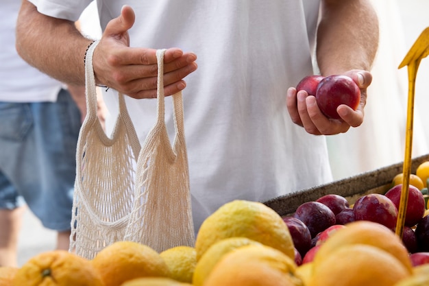 Cerca de joven en el mercado de alimentos