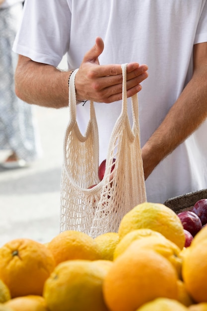 Cerca de joven en el mercado de alimentos