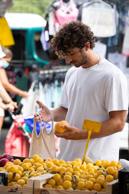 Cerca de joven en el mercado de alimentos