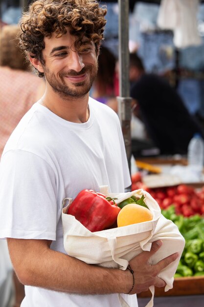 Cerca de joven en el mercado de alimentos