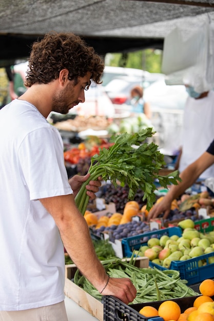 Cerca de joven en el mercado de alimentos