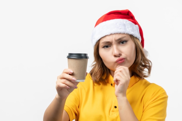 Cerca de joven mujer bonita con sombrero de Navidad aislado