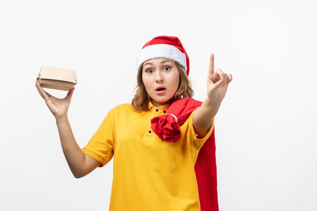 Cerca de joven mujer bonita con sombrero de Navidad aislado