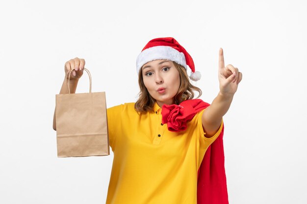 Cerca de joven mujer bonita con sombrero de Navidad aislado