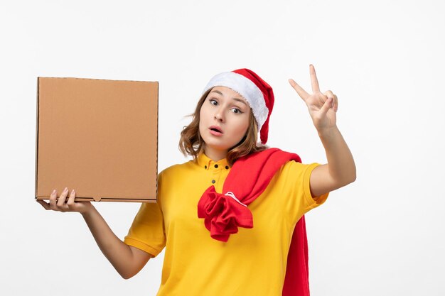 Cerca de joven mujer bonita con sombrero de Navidad aislado