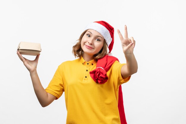 Cerca de joven mujer bonita con sombrero de Navidad aislado