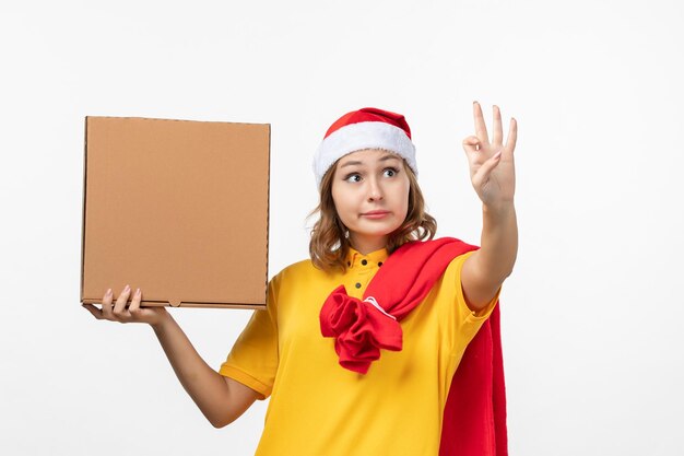 Cerca de joven mujer bonita con sombrero de Navidad aislado