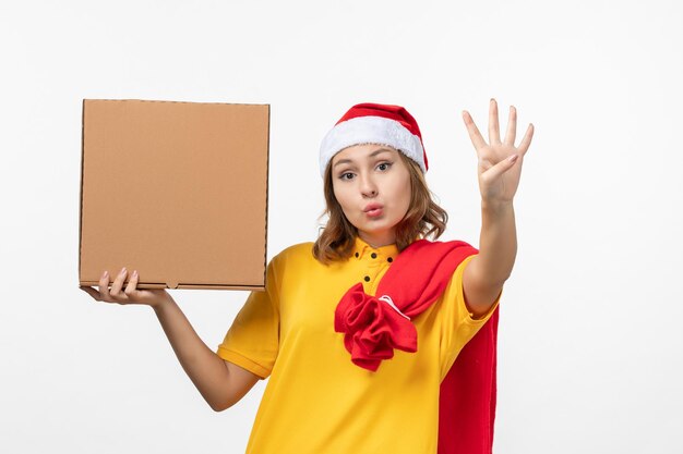 Cerca de joven mujer bonita con sombrero de Navidad aislado