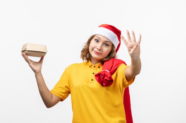 Cerca de joven mujer bonita con sombrero de Navidad aislado