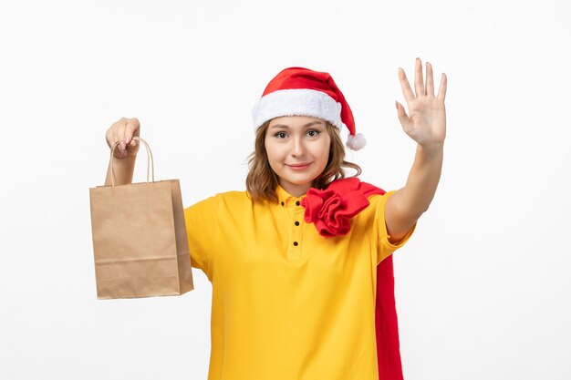 Cerca de joven mujer bonita con sombrero de Navidad aislado