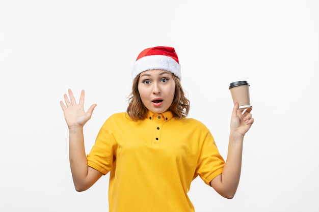 Cerca de joven mujer bonita con sombrero de Navidad aislado