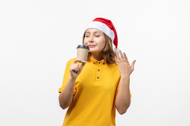 Cerca de joven mujer bonita con sombrero de Navidad aislado