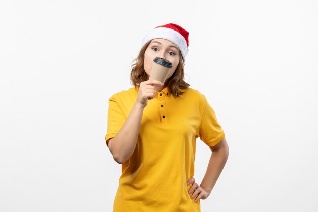 Cerca de joven mujer bonita con sombrero de Navidad aislado