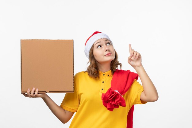 Cerca de joven mujer bonita con sombrero de Navidad aislado