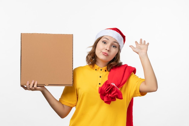 Cerca de joven mujer bonita con sombrero de Navidad aislado